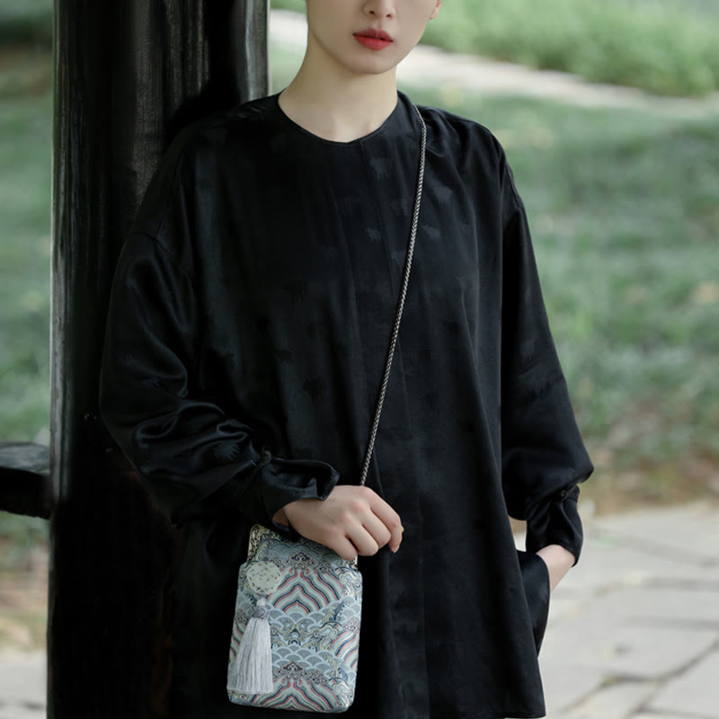 Kleine blaue Umhängetasche mit Meereswellen und Metallkette