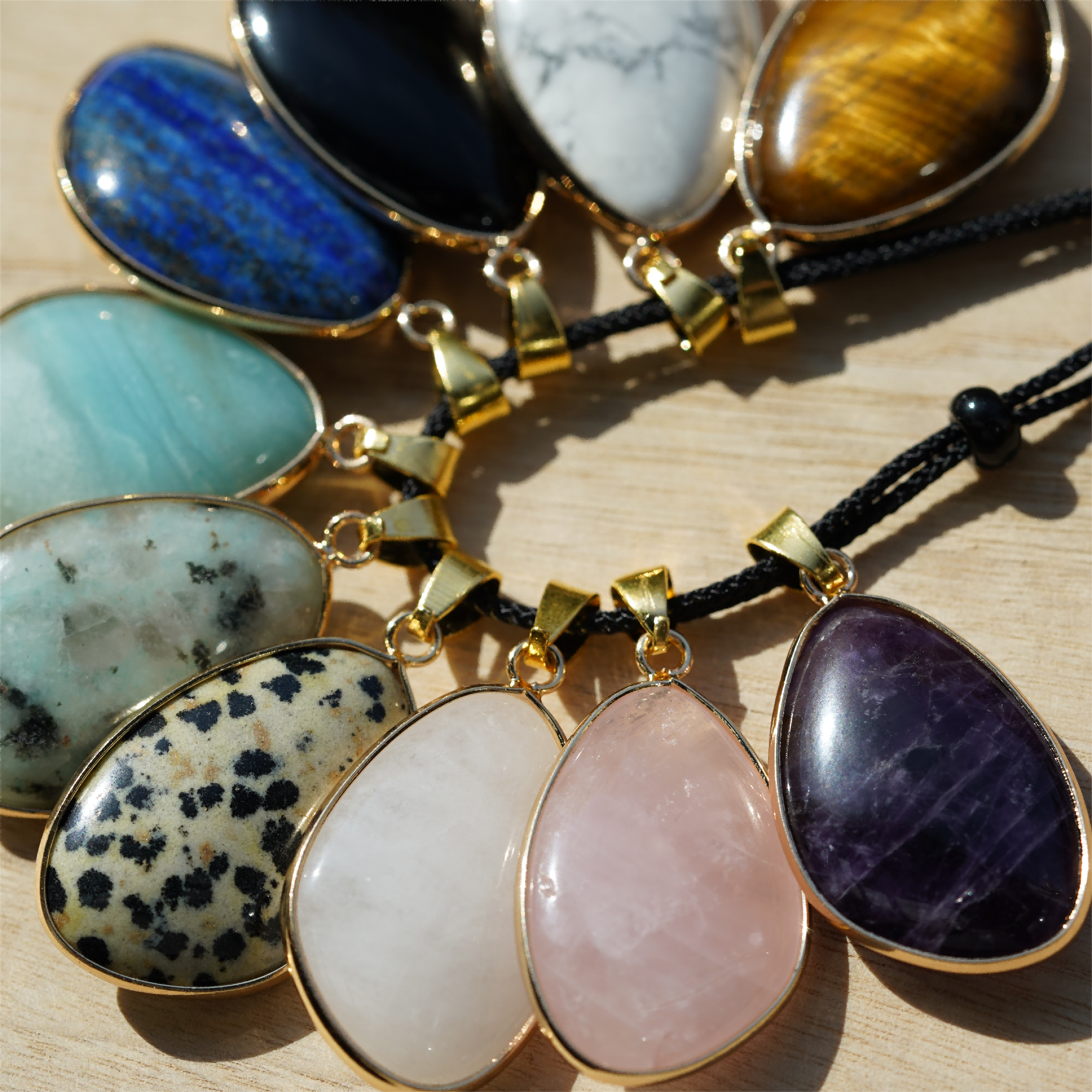 35 mm Tropfenanhänger aus gemischten Kristallen mit Gold- und Silberbesatz