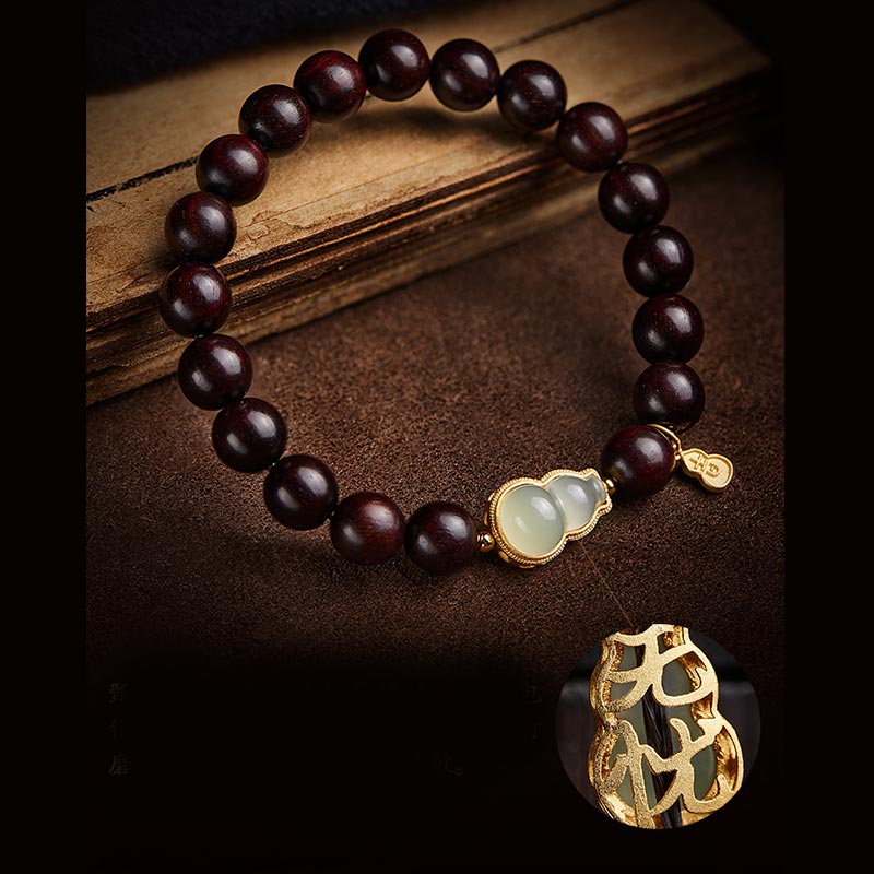 Kleines Blattarmband aus rotem Sandelholz und Jade für Ruhe und Schutz