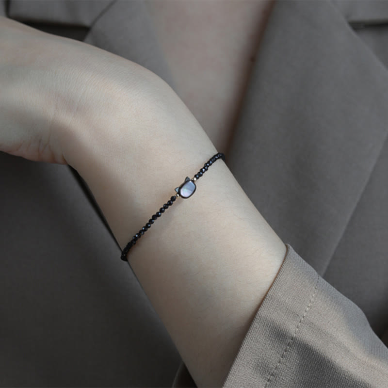 Armband aus Bergkristall mit weißem Kristall und 14 Karat vergoldetem Heilkatzen-Anhänger