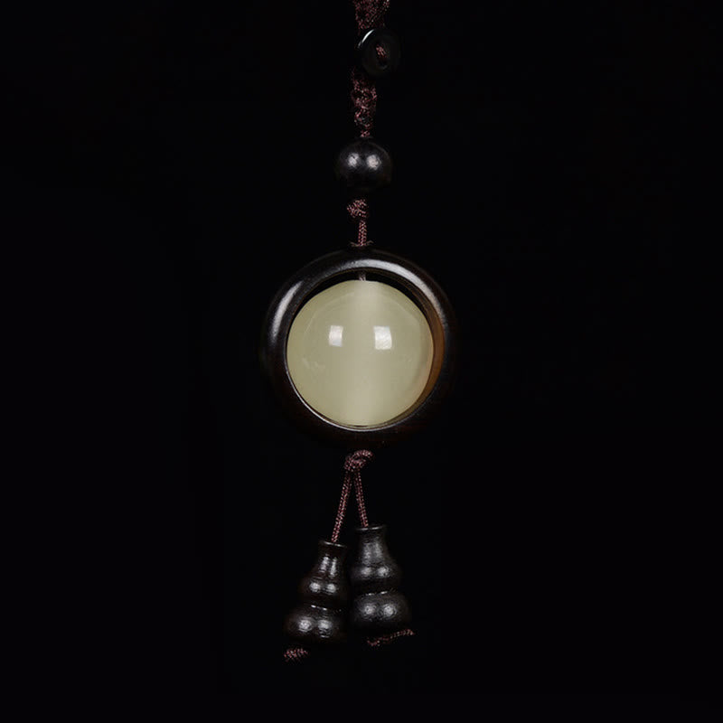 Schlüsselanhänger aus Ebenholz mit Peace-Zeichen | Leuchtperlen aus rotem und grünem Sandelholz