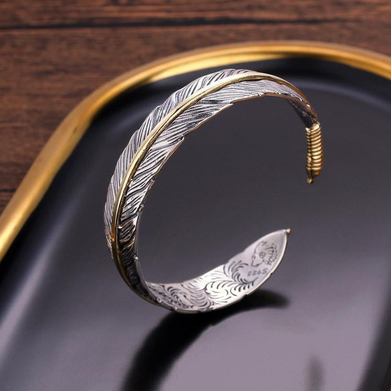 Manschettenarmband mit geschnitztem Kupferfedermuster und Glücksbringer