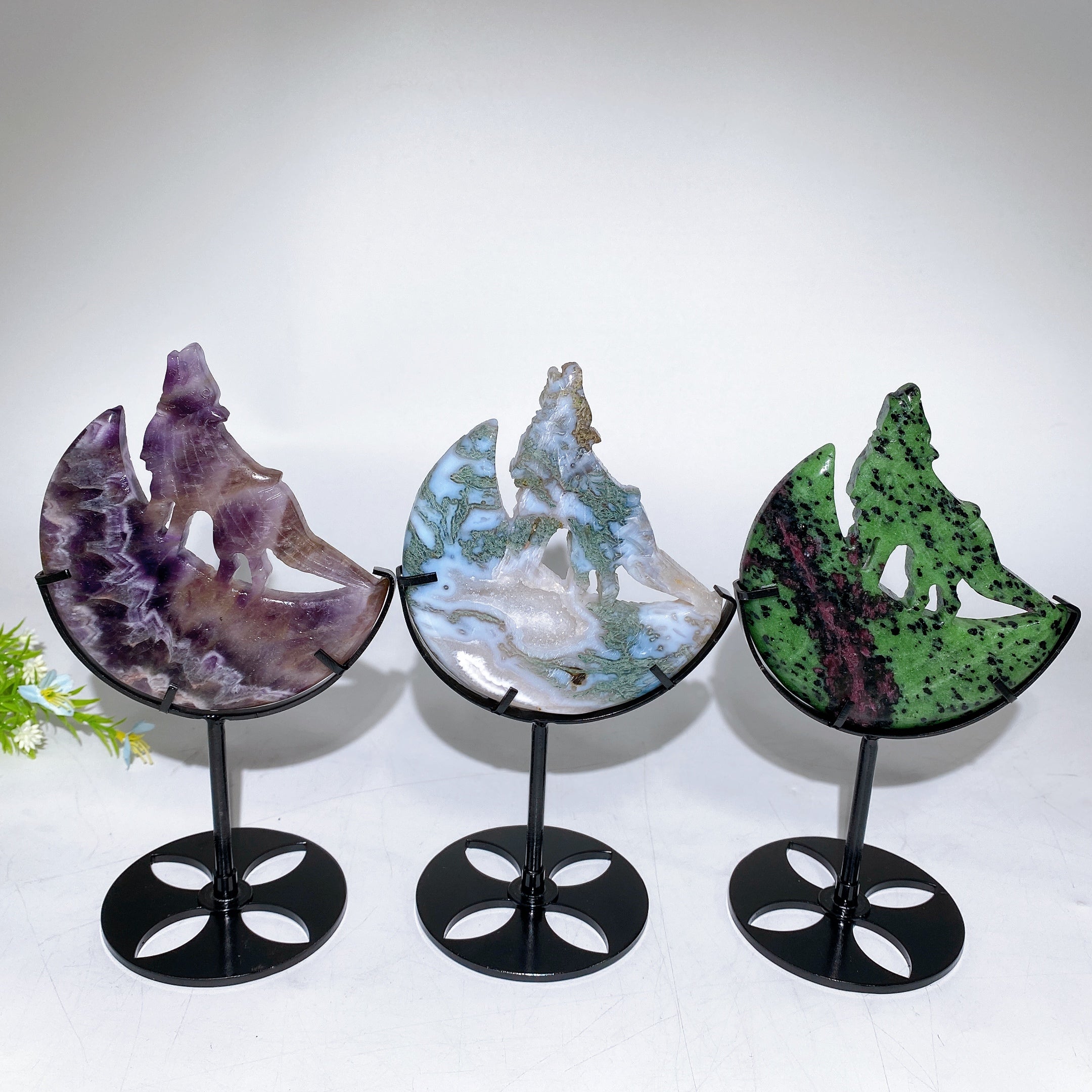 4,0–4,4 Zoll große Wolfsschnitzerei aus Kristall auf dem Mond mit Ständer