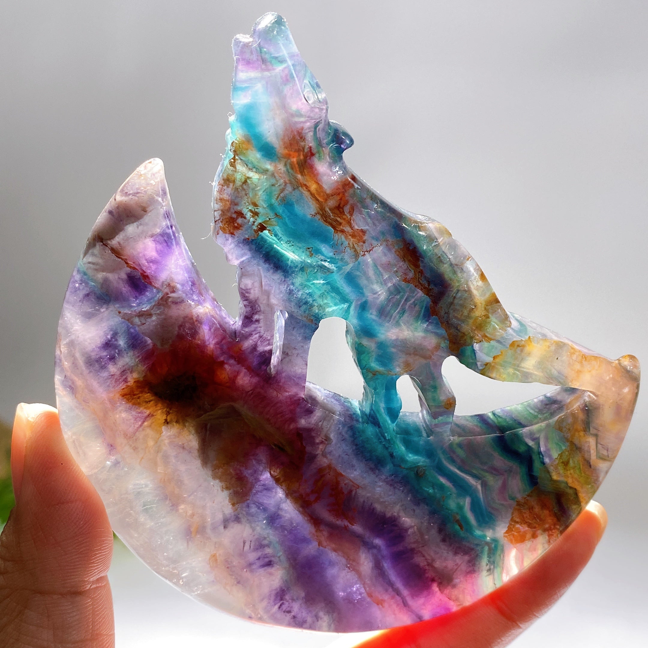 4,0–4,4 Zoll große Wolfsschnitzerei aus Kristall auf dem Mond mit Ständer