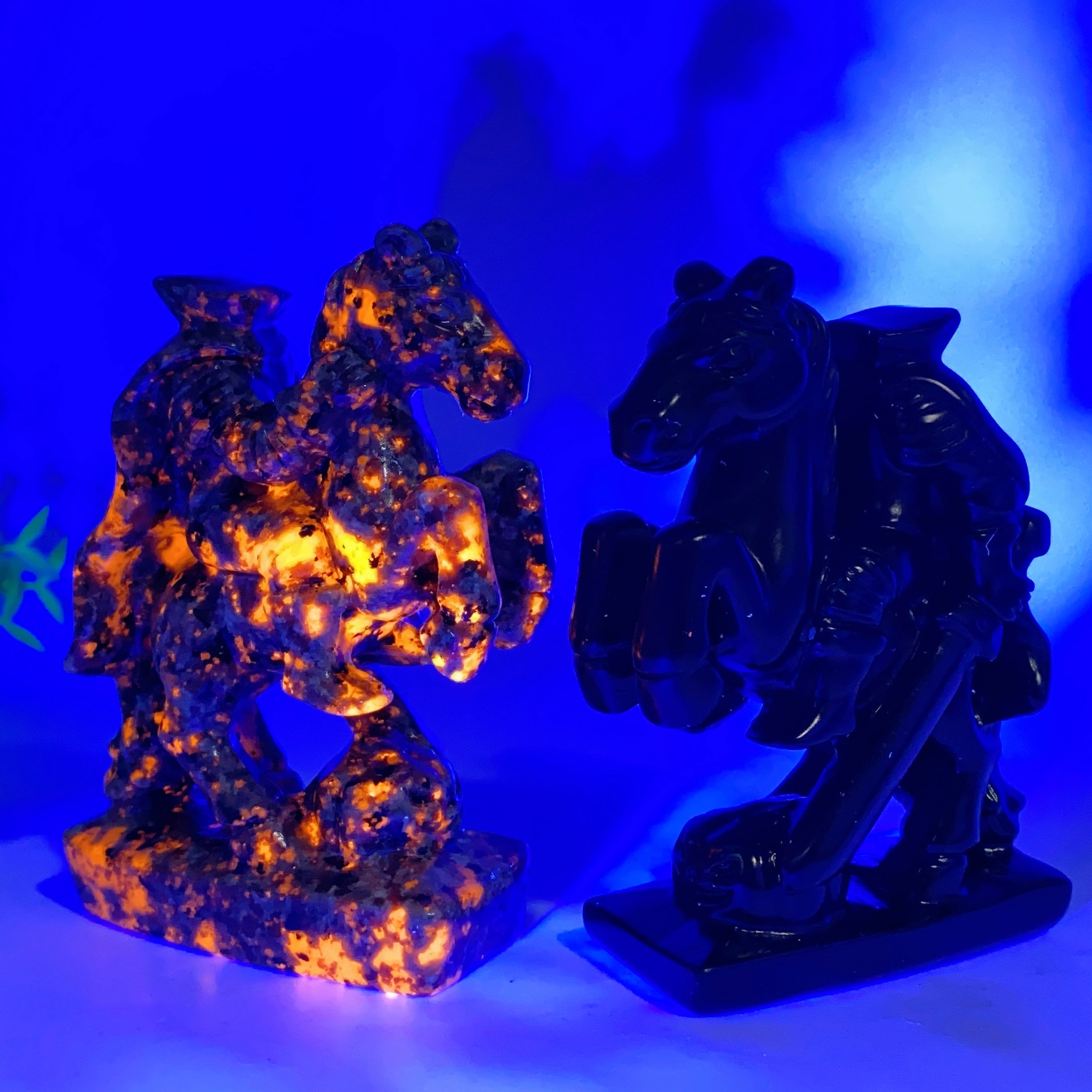 4,1 Zoll große Yooperlite & Black Obsidian geschnitzte Kristallfigur
