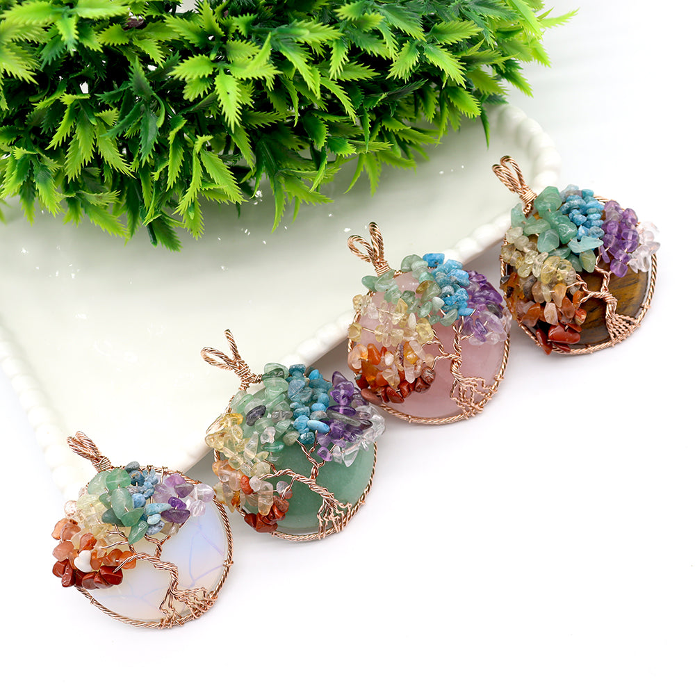 4,5 cm großer Lebensbaum-Anhänger mit Chakra-Quarzsplittern