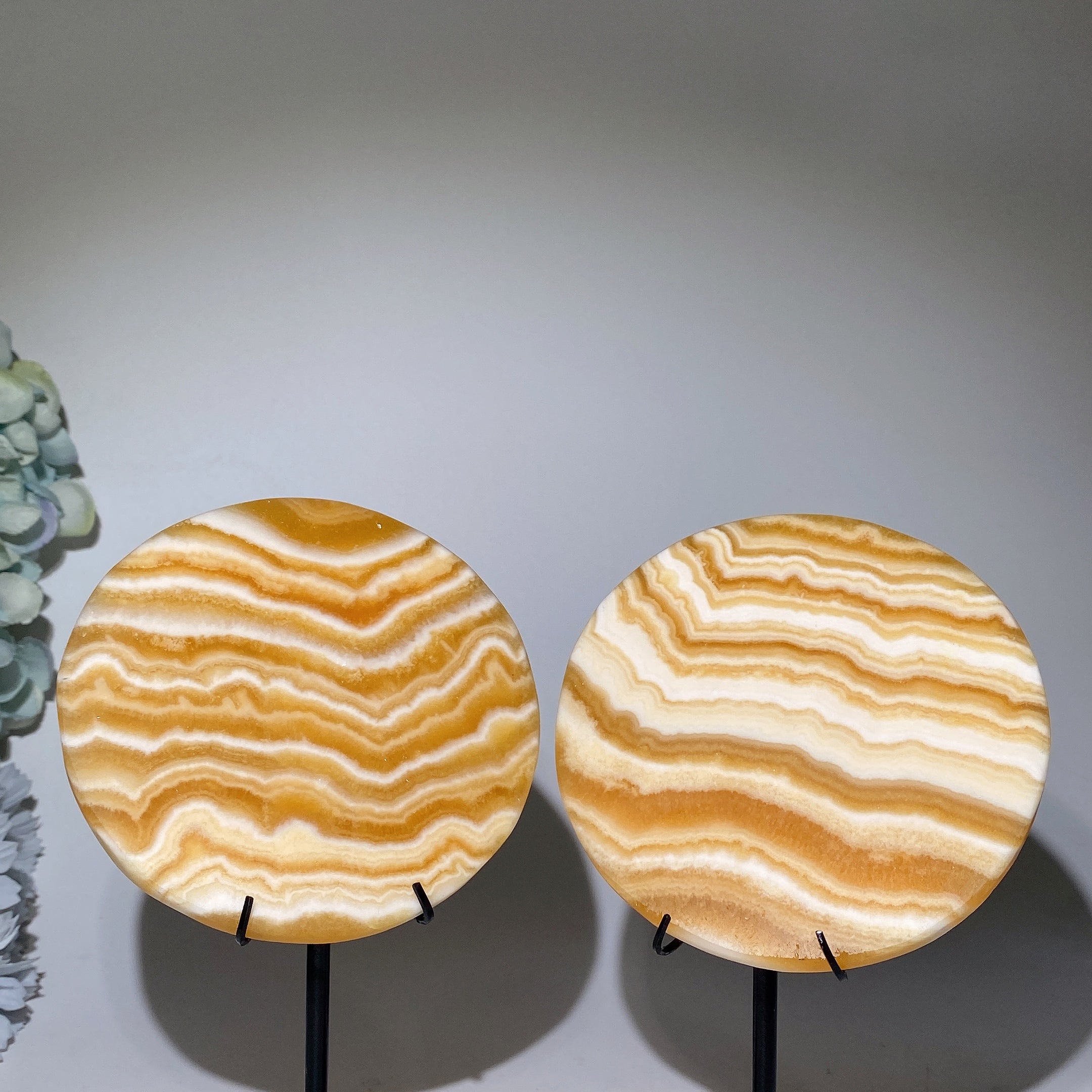 4,6 Zoll gebänderte orangefarbene Calcitplatte zur Heilung und Präsentation