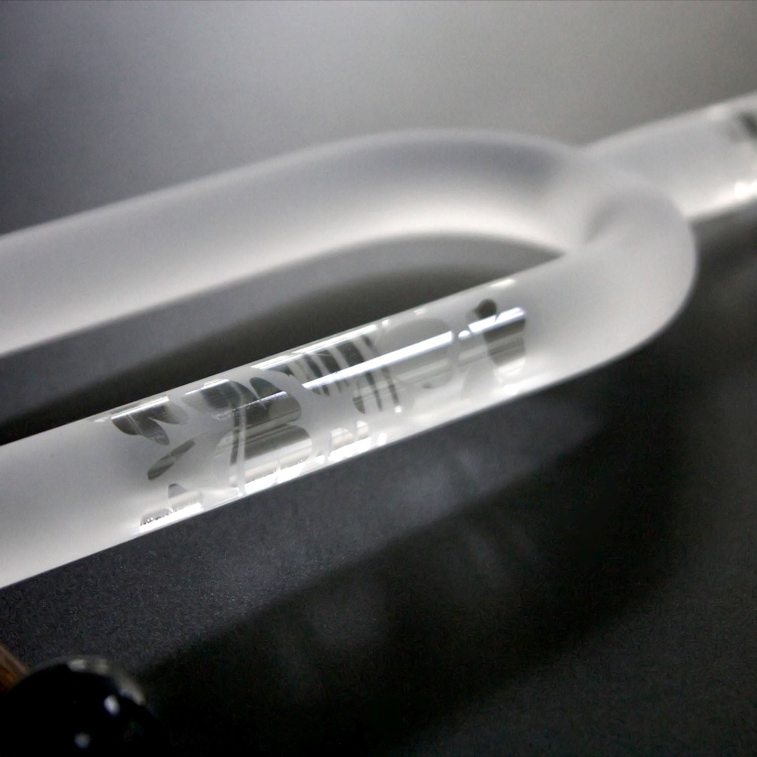 432 Hz Stimmgabel aus mattiertem Quarzkristall mit Mustern