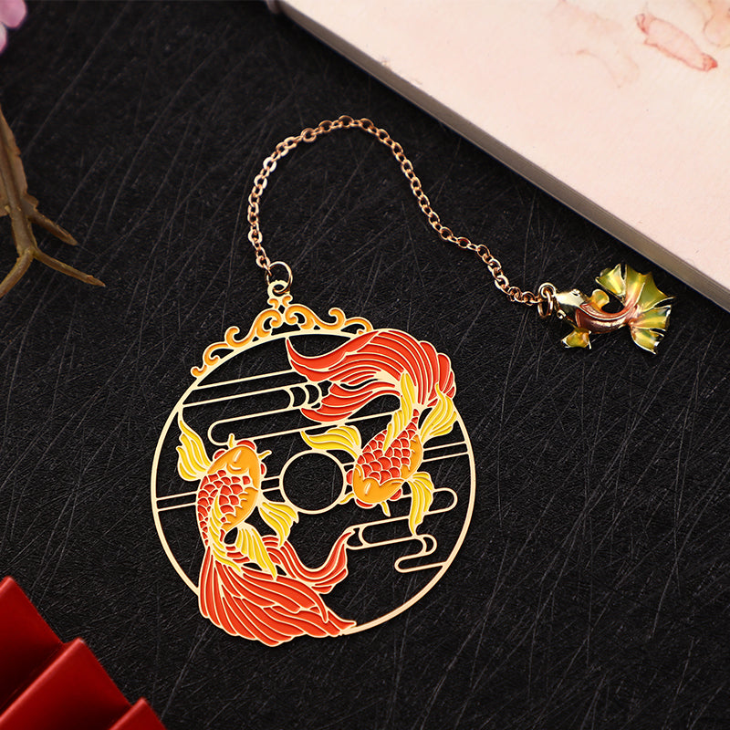 Goldfarbenes Lesezeichen aus Messing mit Koi-Fisch für spirituellen Schutz