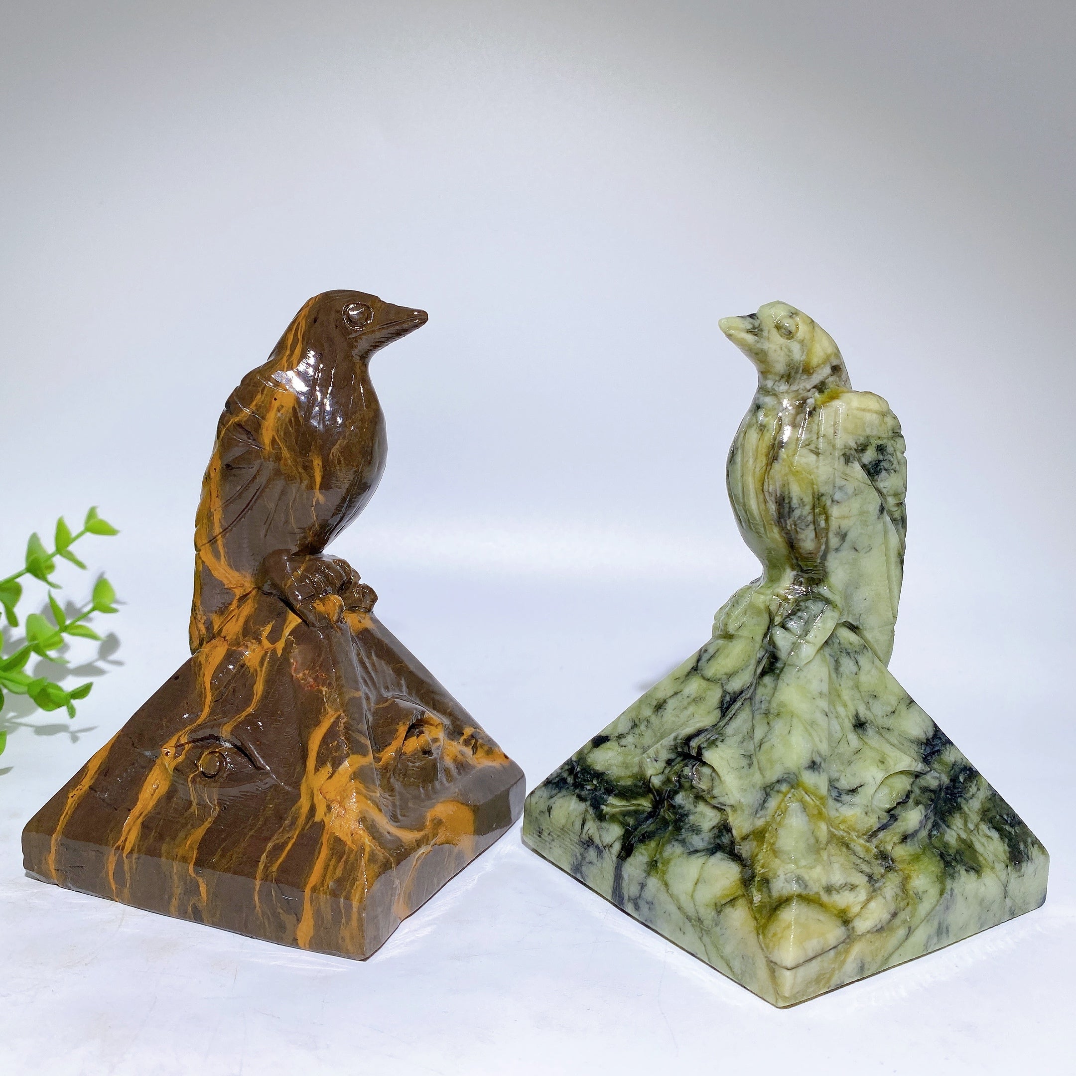 5,2" Jade-Raben-Kristallfigur auf Pyramidenschnitzerei