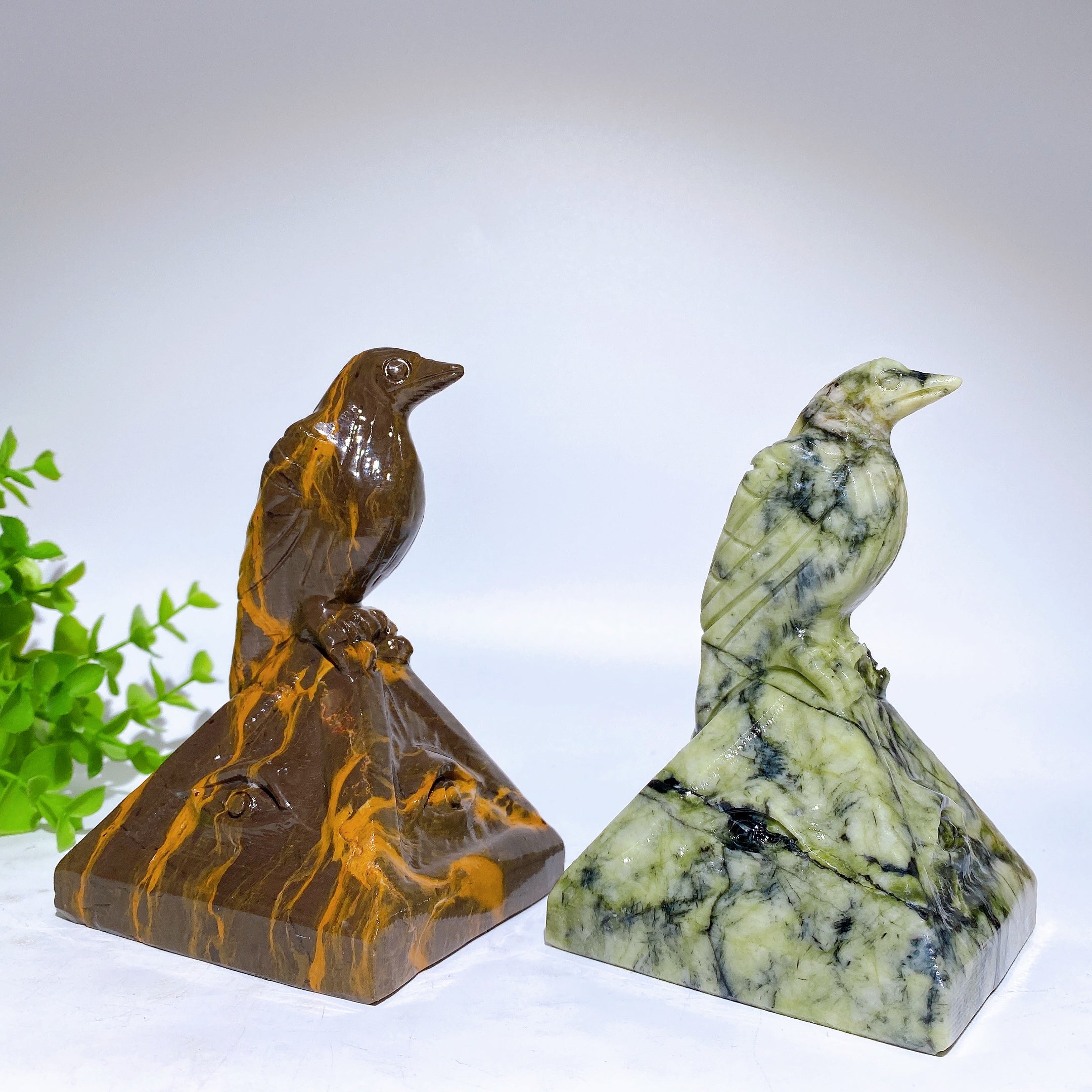 5,2" Jade-Raben-Kristallfigur auf Pyramidenschnitzerei