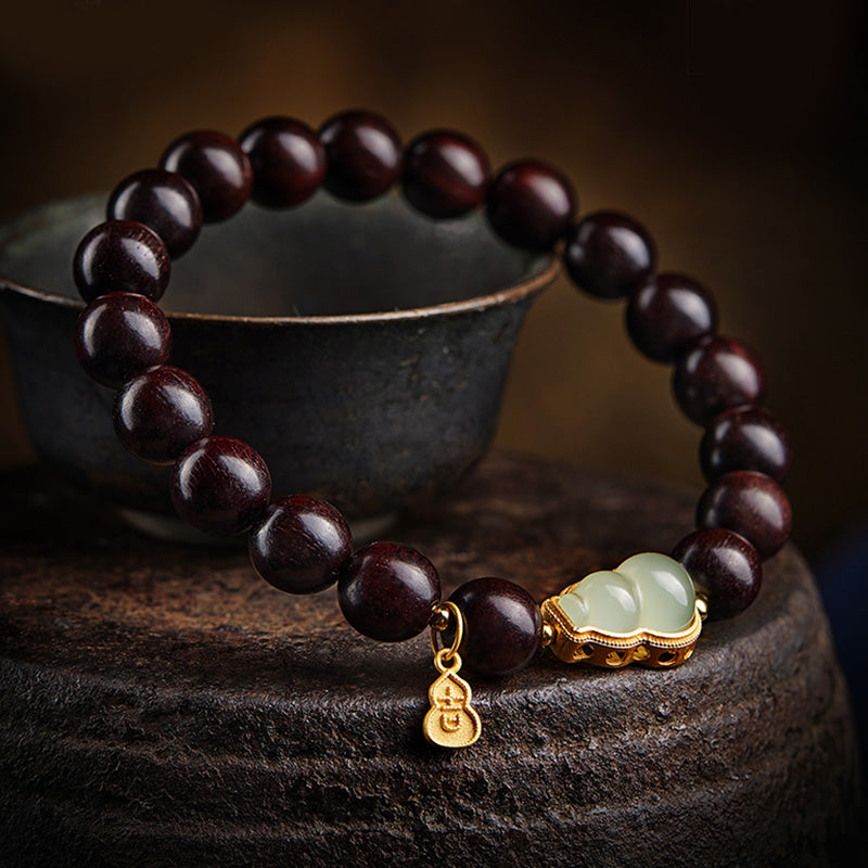 Kleines Blattarmband aus rotem Sandelholz und Jade für Ruhe und Schutz