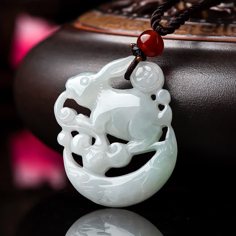Halskette mit Schutzanhänger aus weißer Jade mit Halbmond