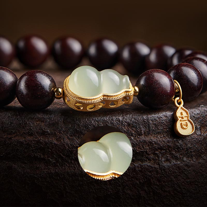 Kleines Blattarmband aus rotem Sandelholz und Jade für Ruhe und Schutz