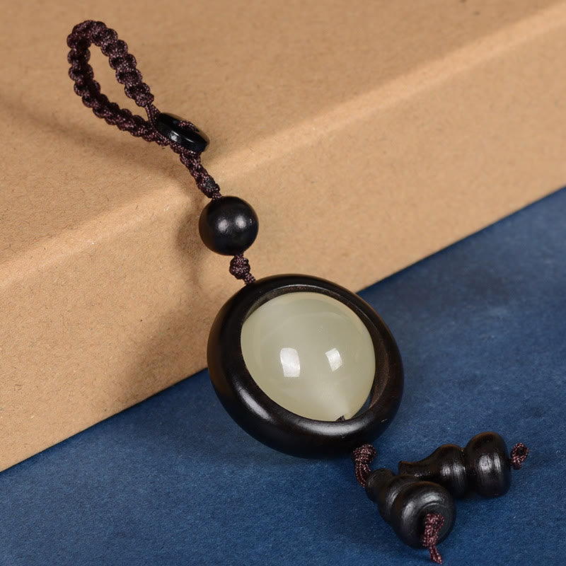 Schlüsselanhänger aus Ebenholz mit Peace-Zeichen | Leuchtperlen aus rotem und grünem Sandelholz