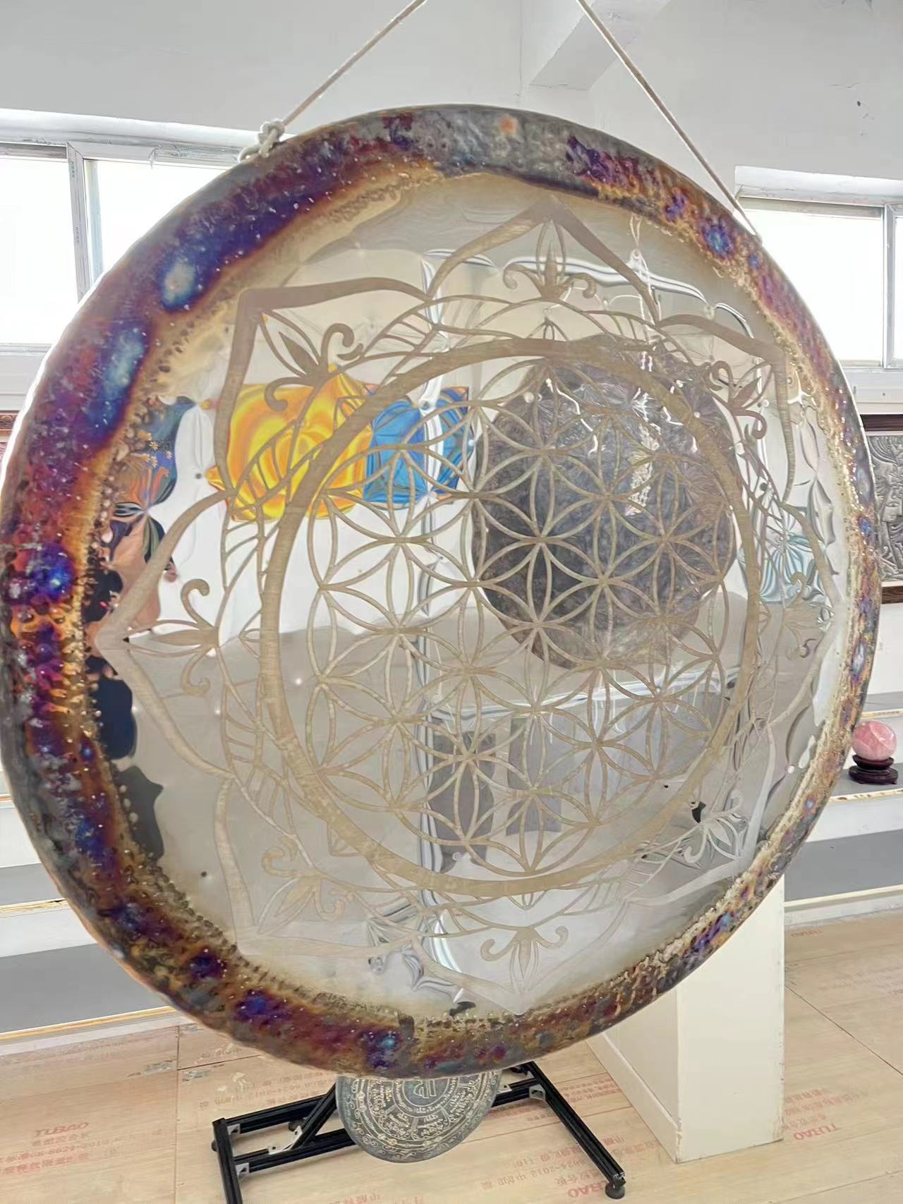 Decorative 60cm Luminous Gong with iridescent rim and geometric flower design