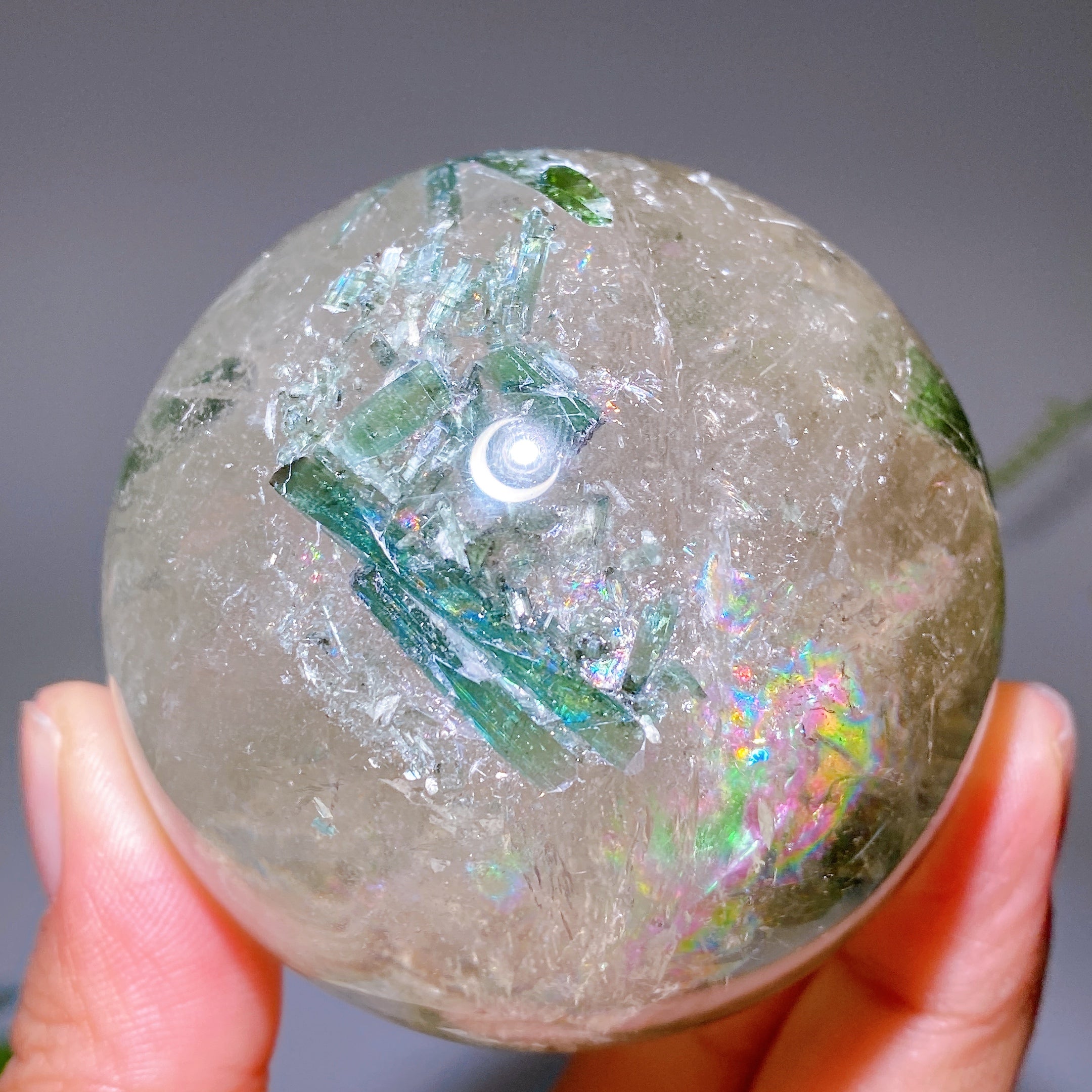 65 mm grüner Turmalin in Quarzkristallkugel