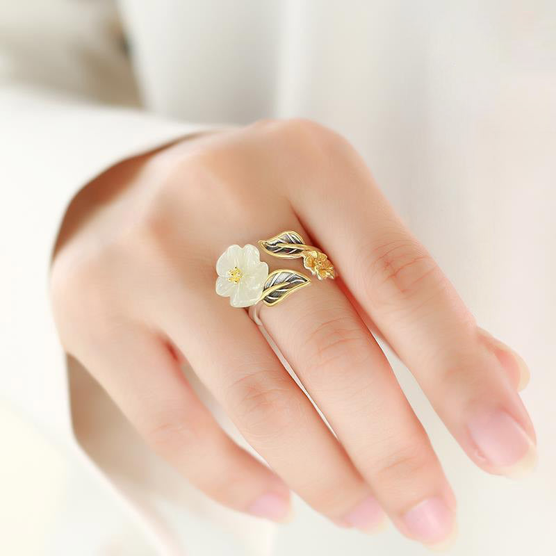 Unisex-Glücksring aus weißer Jade mit 925 versilberter Pflaumenblüte aus Kupfer