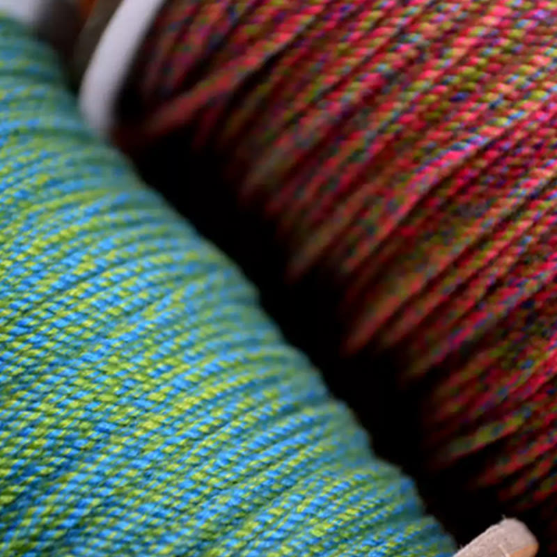 Om Mani Padme Hum Rotes Schnurarmband für Schutz und Stärke