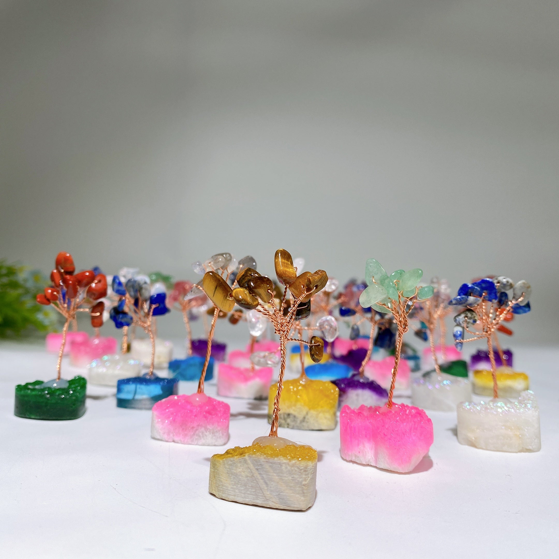 6 cm großer Baum aus gemischten Kristallsplittern mit Engel-Aura-Basis