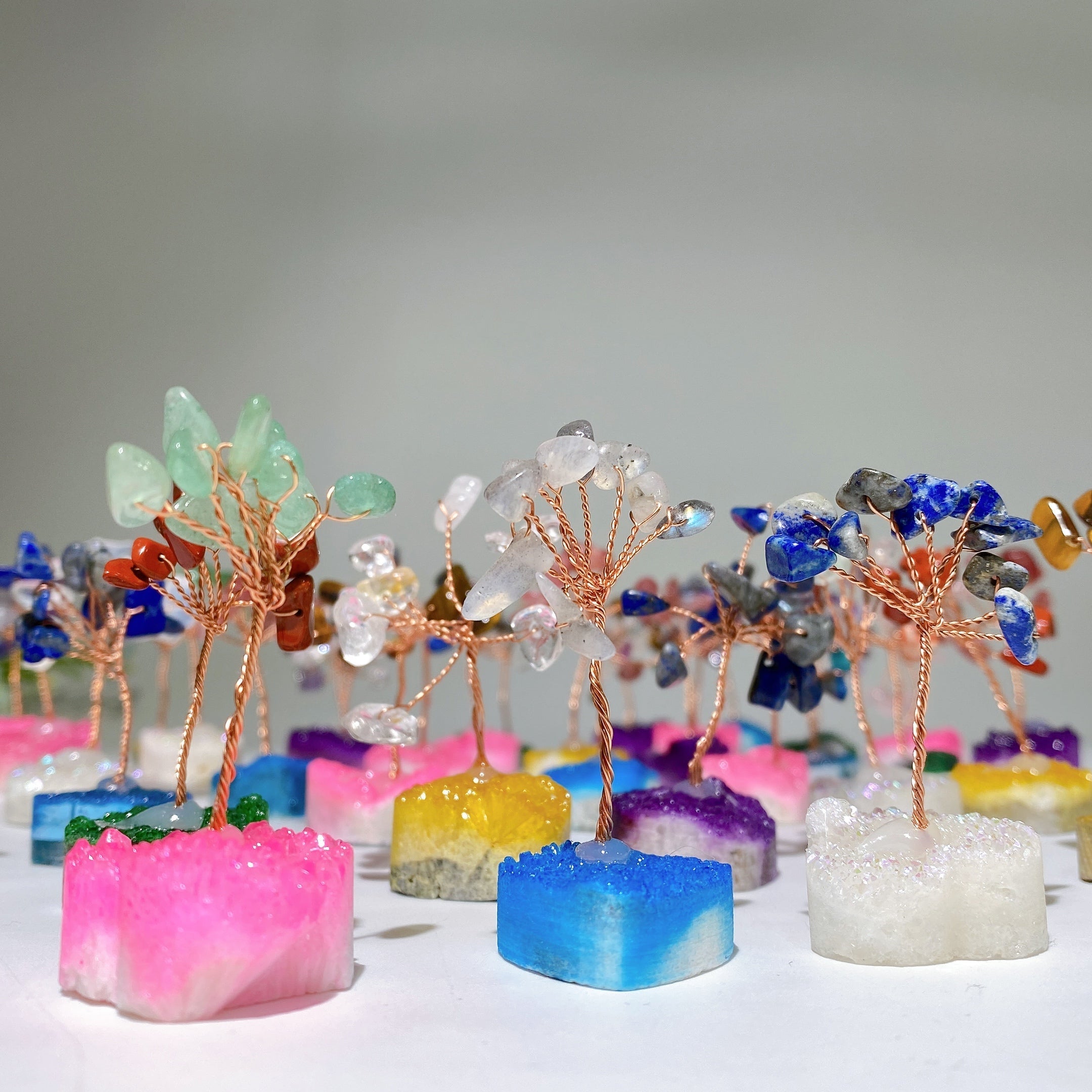 6 cm großer Baum aus gemischten Kristallsplittern mit Engel-Aura-Basis