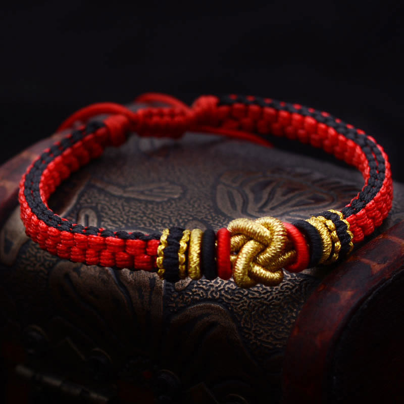 Handgemachtes rotes Armband mit Wahrer Liebe und Knoten für Glück