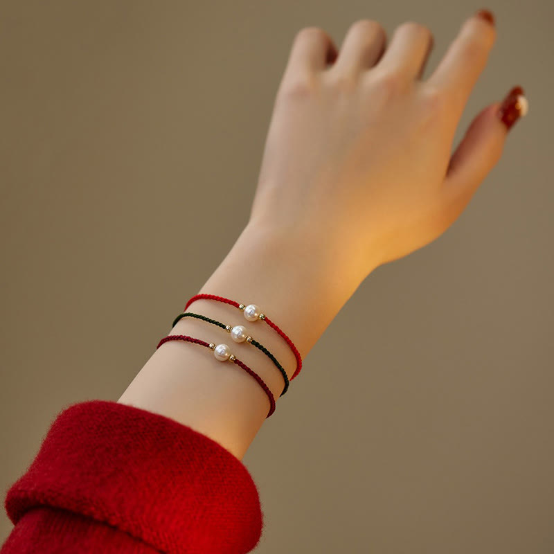 Unisex Perlenarmband mit Glücksbringer auf roter Schnur, 6 mm Perlen