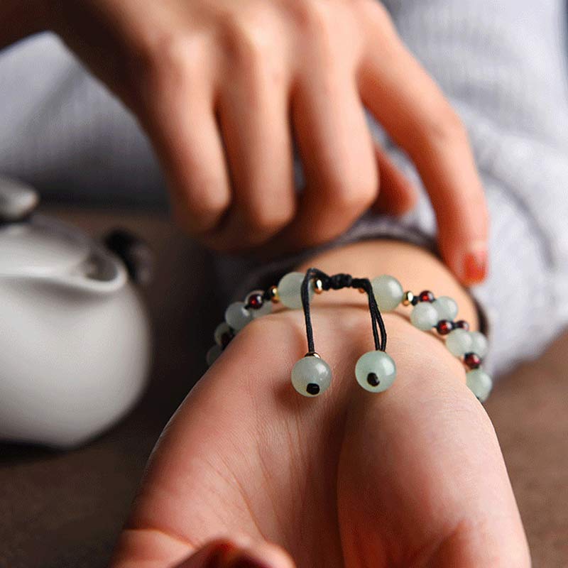 Grünes Aventurin & Granat Glücksarmband mit Blütenblättern