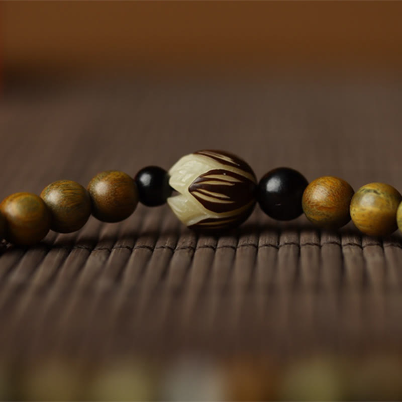 Beruhigendes Doppelwickelarmband mit grünem Sandelholz-Lotus