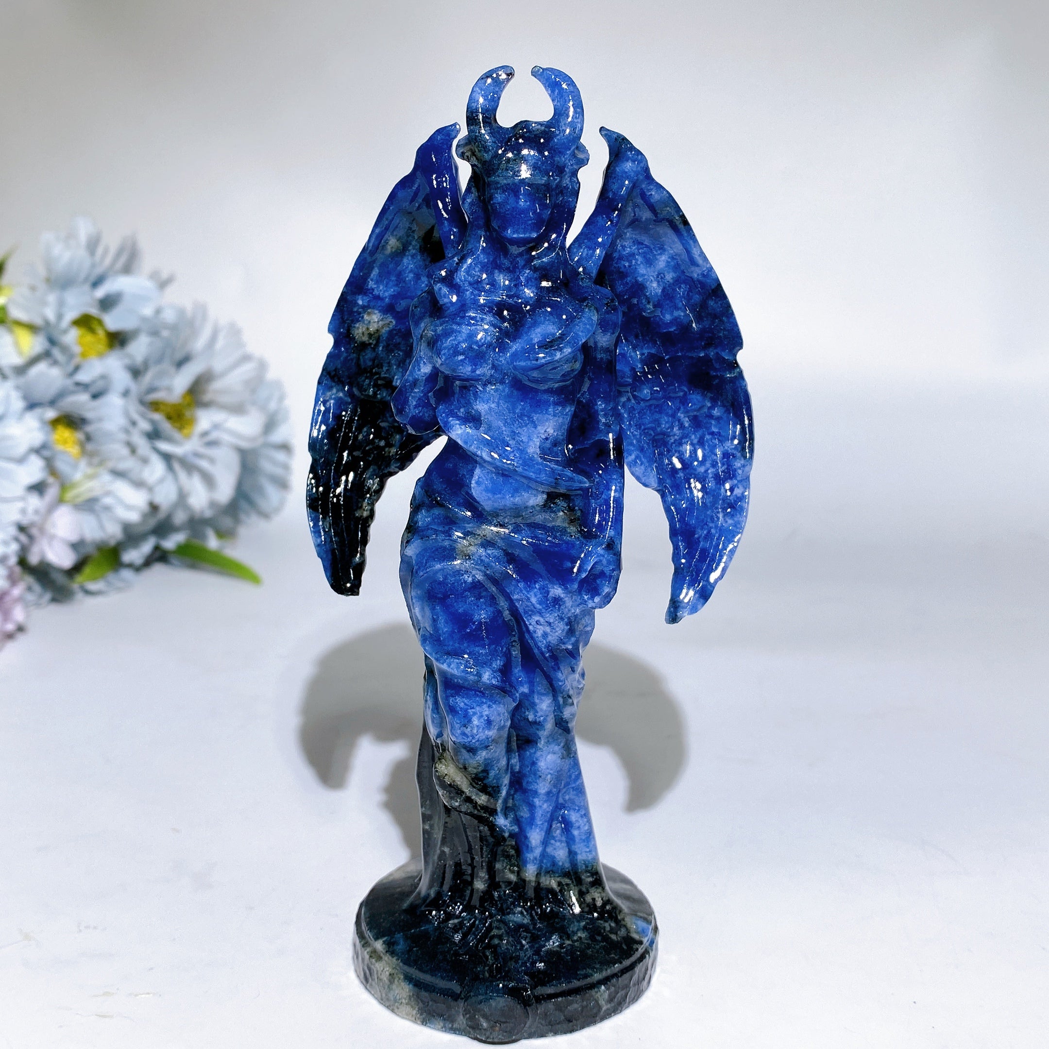 7 x 15 cm große Lilith-Schnitzfigur aus Kristall in Sodalith