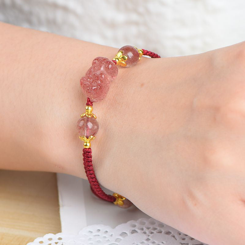Verstellbares Armband aus Erdbeerquarz mit roter Schnur und Pixiu-Anhänger