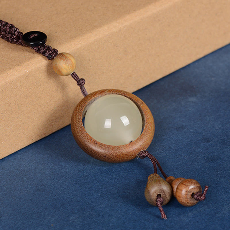 Schlüsselanhänger aus Ebenholz mit Peace-Zeichen | Leuchtperlen aus rotem und grünem Sandelholz