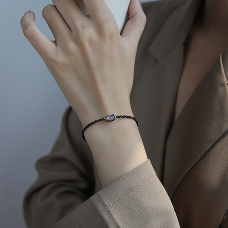 Armband aus Bergkristall mit weißem Kristall und 14 Karat vergoldetem Heilkatzen-Anhänger