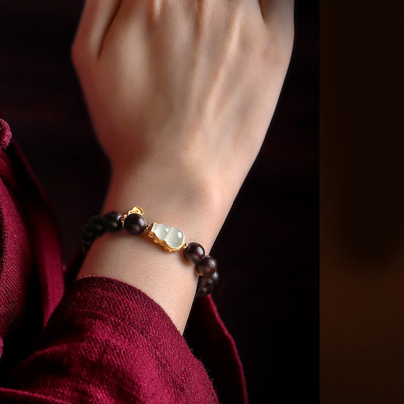 Kleines Blattarmband aus rotem Sandelholz und Jade für Ruhe und Schutz