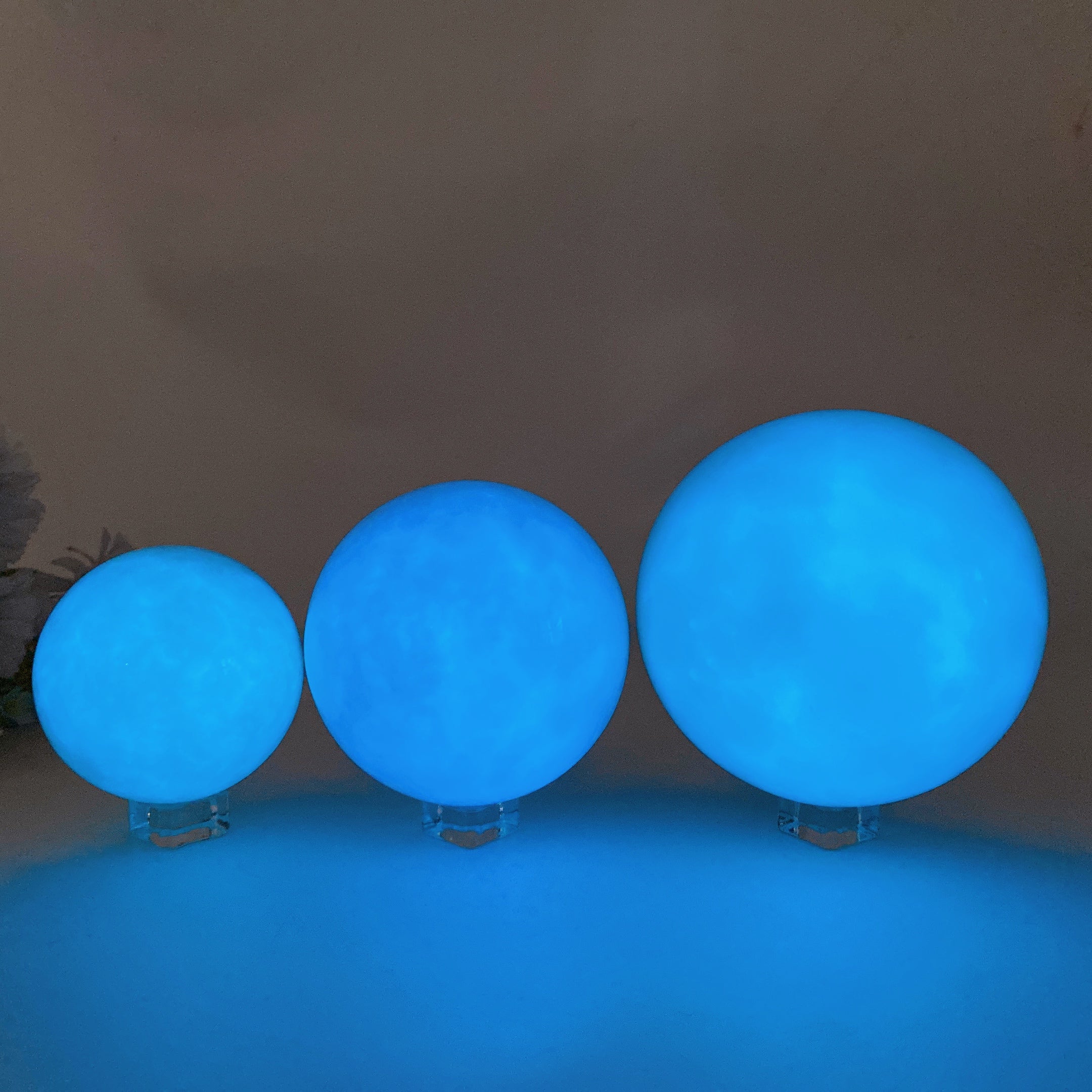 8 cm leuchtend blaue Kristallheilkugel
