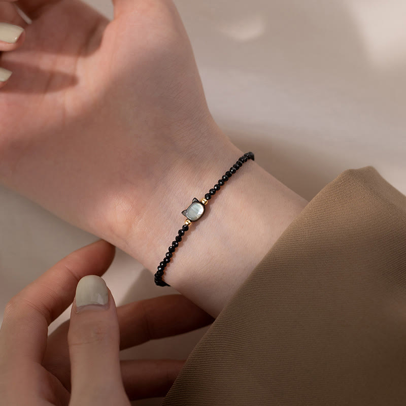 Armband aus Bergkristall mit weißem Kristall und 14 Karat vergoldetem Heilkatzen-Anhänger