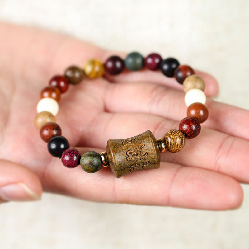 8 mm mehrfarbiges Schutzarmband aus Sandelholz „Om Mani Padme Hum“
