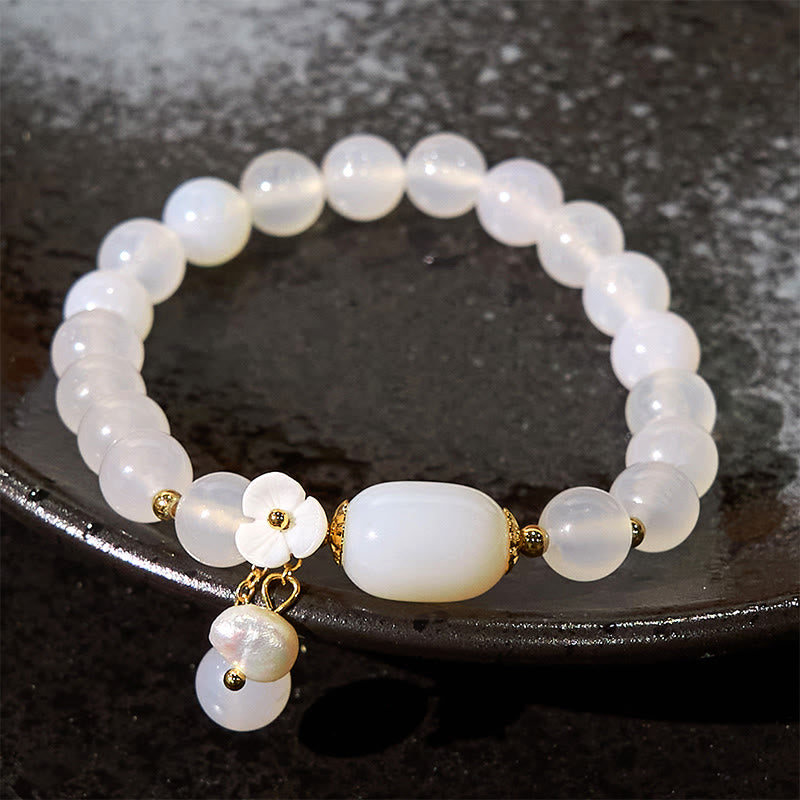 8 mm weißes Achat-Armband mit Glücks- und Positivitätssymbol und Perlenanhänger