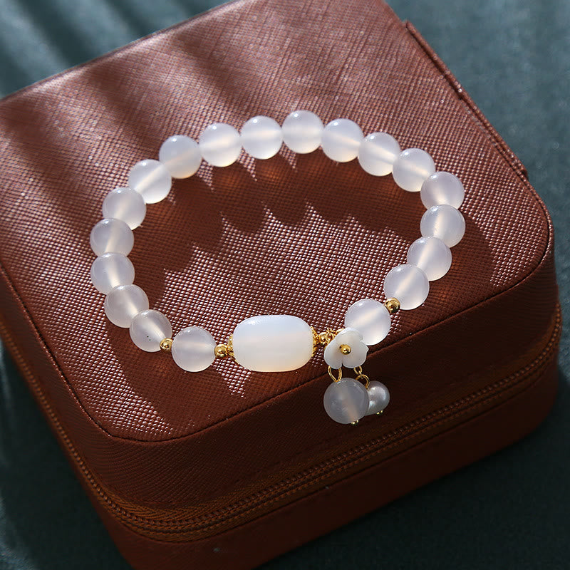 8 mm weißes Achat-Armband mit Glücks- und Positivitätssymbol und Perlenanhänger