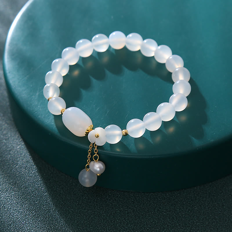 8 mm weißes Achat-Armband mit Glücks- und Positivitätssymbol und Perlenanhänger