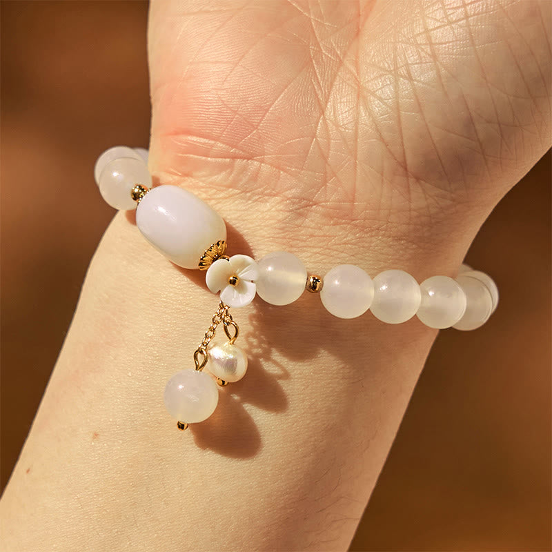 8 mm weißes Achat-Armband mit Glücks- und Positivitätssymbol und Perlenanhänger