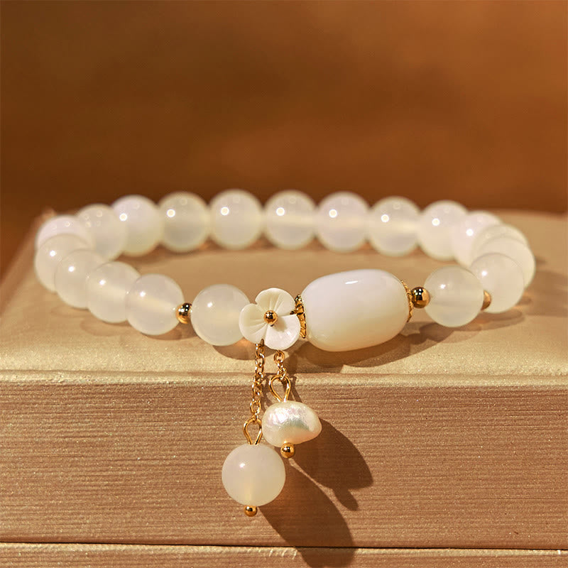8 mm weißes Achat-Armband mit Glücks- und Positivitätssymbol und Perlenanhänger