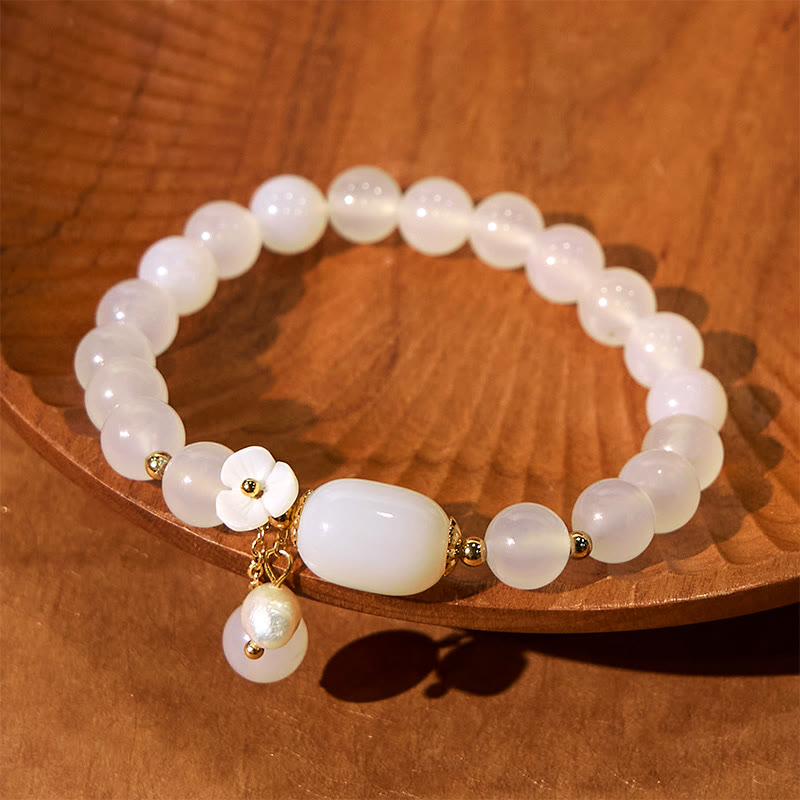 8 mm weißes Achat-Armband mit Glücks- und Positivitätssymbol und Perlenanhänger