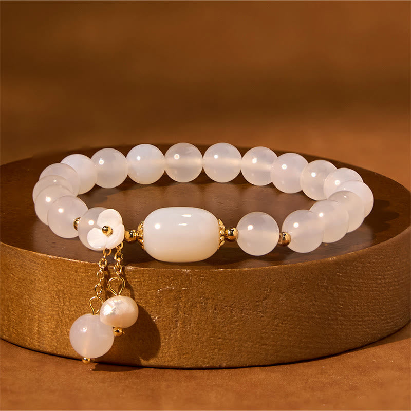 8 mm weißes Achat-Armband mit Glücks- und Positivitätssymbol und Perlenanhänger