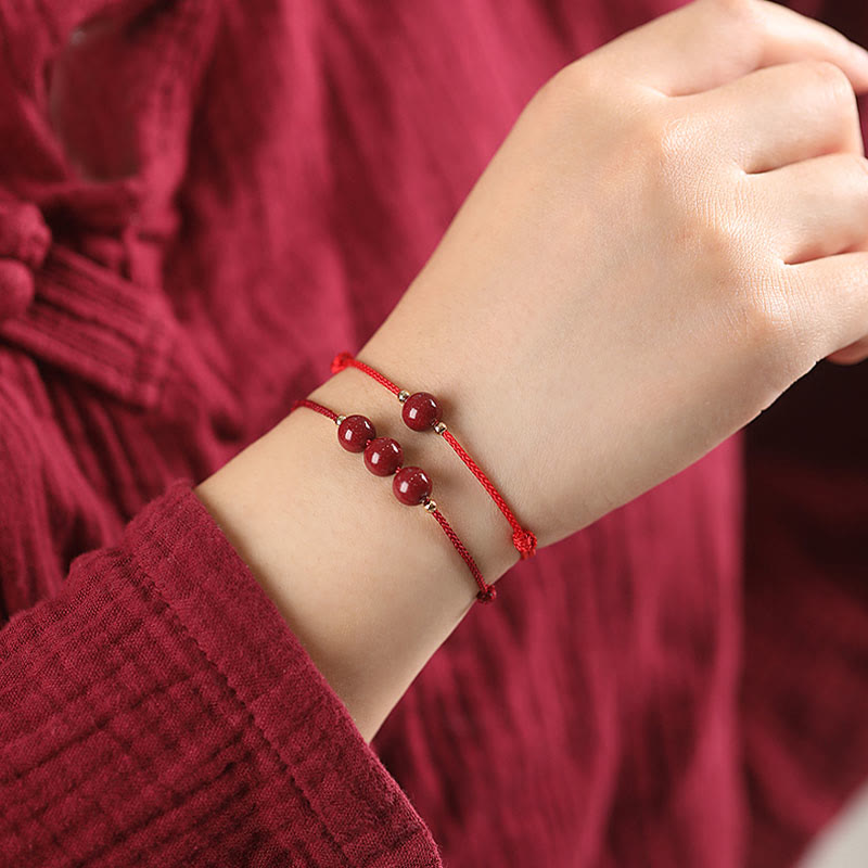 Zinnoberarmband und Fußkettchen mit Glücksbringerschnur