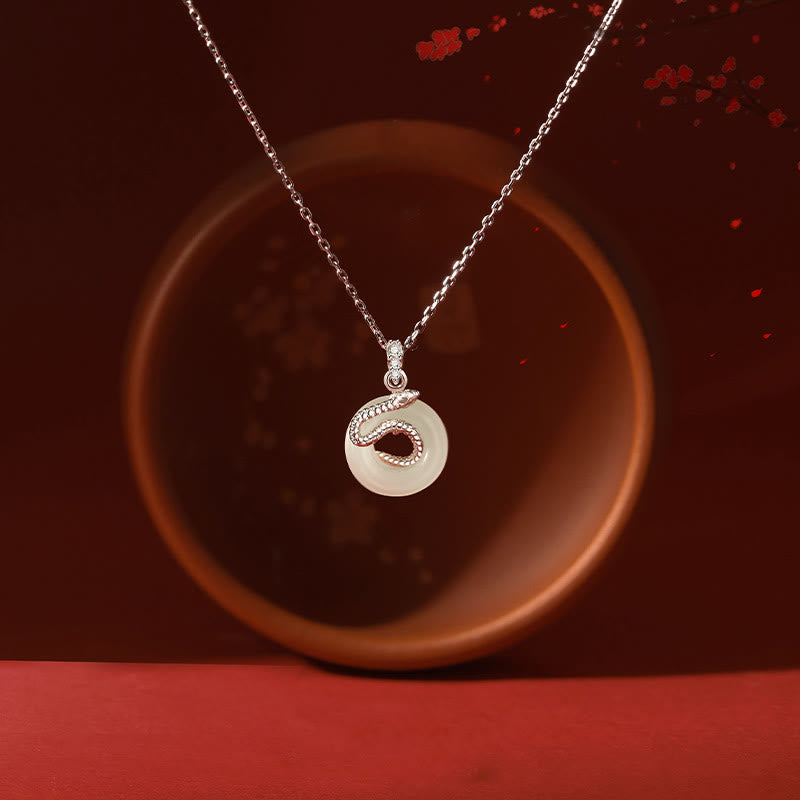 Halskette mit Schlangen-Jahressymbol aus Hetian-Jade in 925er Sterlingsilber mit Peace-Schnalle