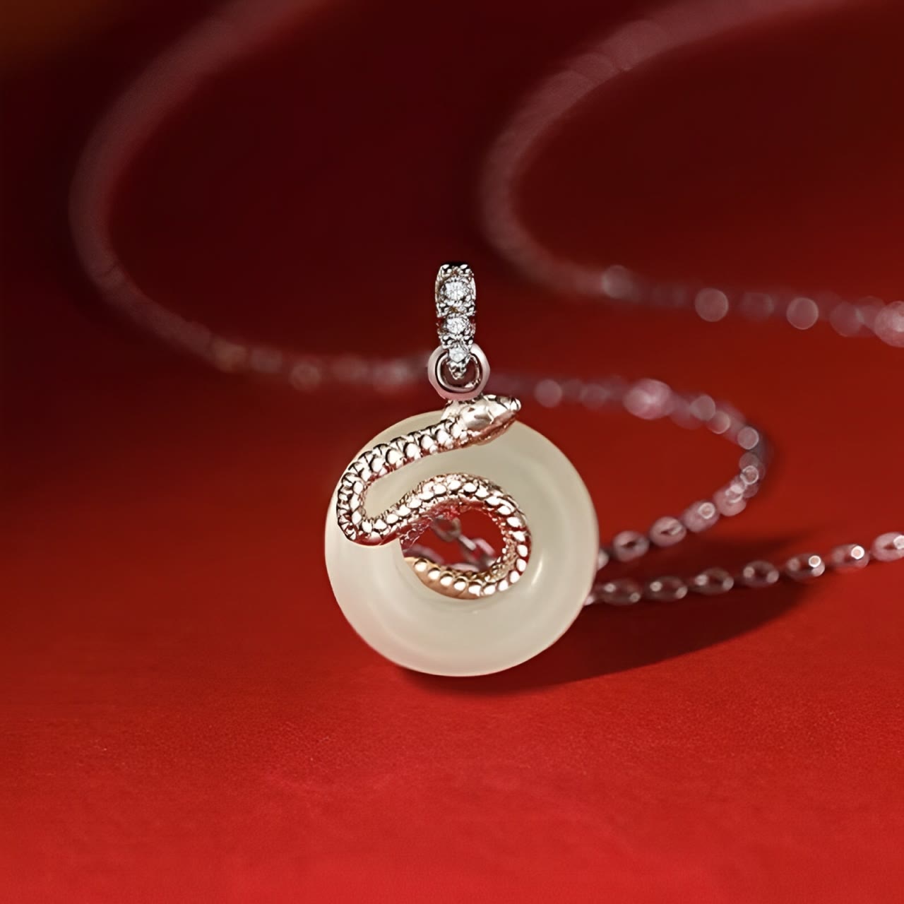 Halskette mit Schlangen-Jahressymbol aus Hetian-Jade in 925er Sterlingsilber mit Peace-Schnalle