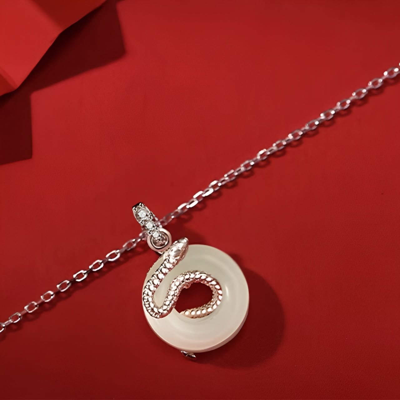 Halskette mit Schlangen-Jahressymbol aus Hetian-Jade in 925er Sterlingsilber mit Peace-Schnalle