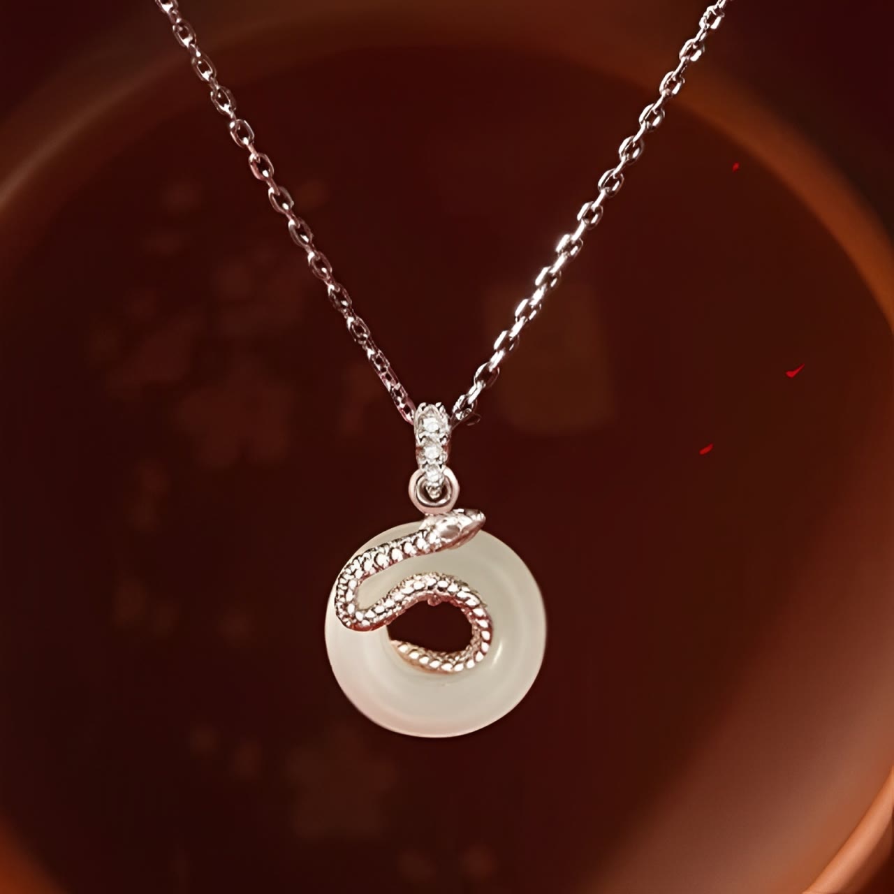 Halskette mit Schlangen-Jahressymbol aus Hetian-Jade in 925er Sterlingsilber mit Peace-Schnalle