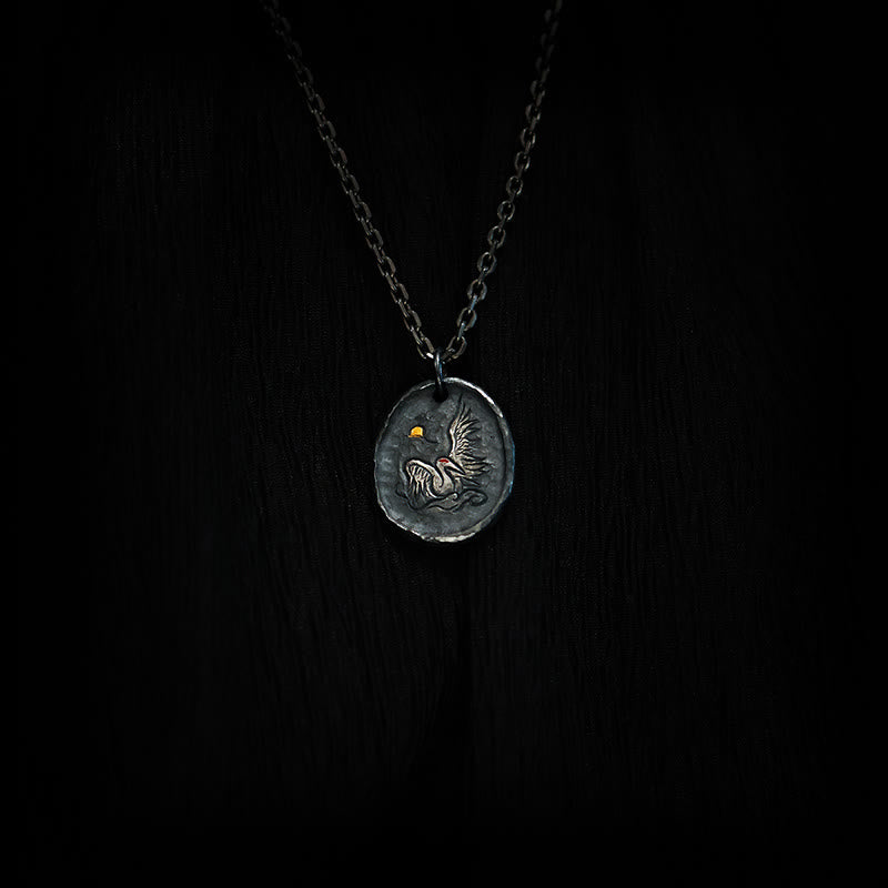 Anhänger mit Kranich und glückverheißenden Wolken aus 999 Sterlingsilber und 24 Karat Gold